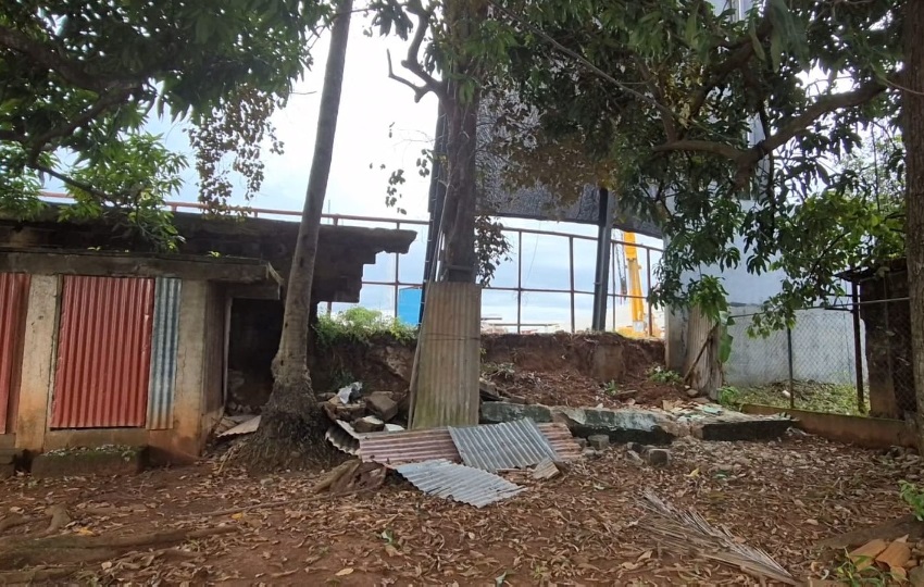 Los moradores, ahora sus patios han quedado abiertos y expuestos a que las personas entren a sus propiedades a hurtar, por lo que urge que se levante el nuevo muro perimetral. Foto. Thays Domínguez