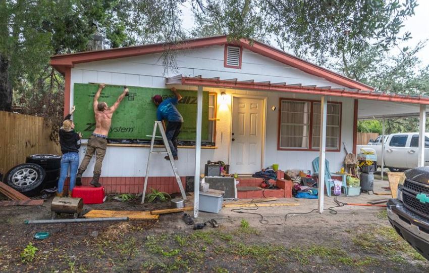 Residentes se preparan para la llegada del huracán Helene. Foto: EFE