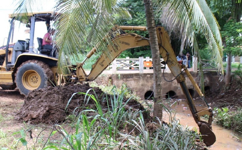 Se utilizó maquinaria pesada para limpiar y dragar el canal en barriada Don Esteban. Foto: Thays Domínguez 