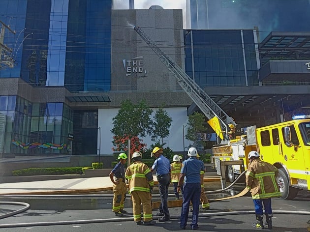 Más de cinco hora mantuvo el fuego ocupado a los bomberos. Foto: Cortesía