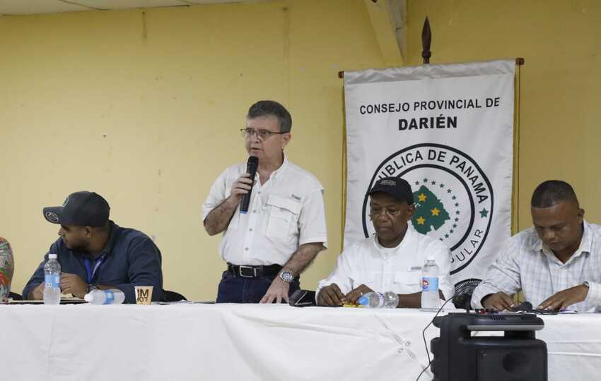 El ministro encargado de Ambiente, Oscar Vallarino durante su gira por Darién. Foto: Cortesía 