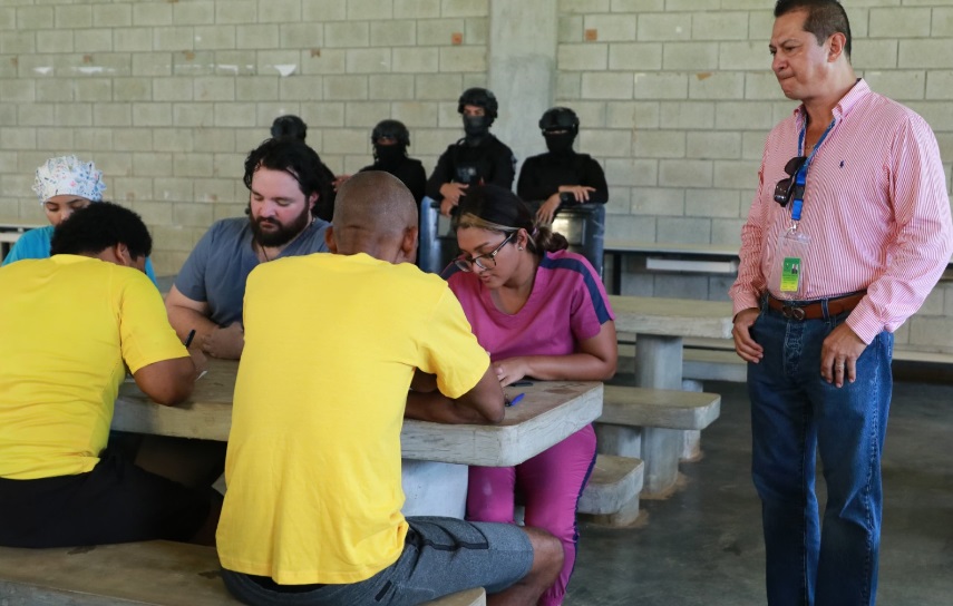 Durante las giras en los centros penitenciarios. Foto: Cortesía