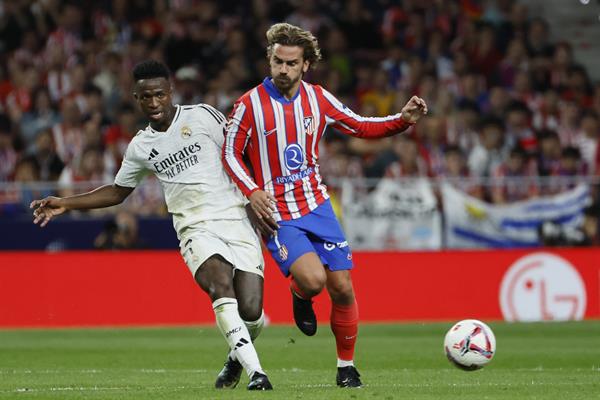 El delantero del Atlético de Madrid Antoine Griezmann (der.)  disputa el balón contra  el delantero brasileño del Real Madrid Vinicius Jr. (izq.). Foto: EFE