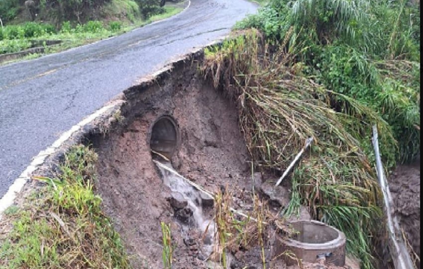 Vía a punto de colapsar debido a la socavación y las fuertes lluvias en el sector de Alto de Las Guerras, Tierras Altas-Volcán. Foto. Sinaproc