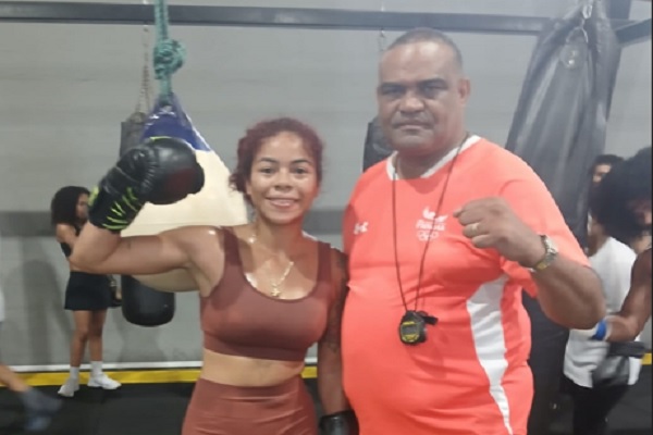 Yuliett Hinestroza  y el entrenador Carlos Aparicio. Foto: Jaime Chávez