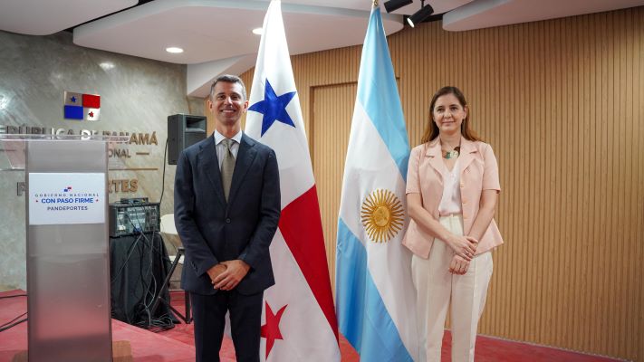 Miguel Ordóñez, director de Pandeportes (izq.) y Sandra Pitta, embajadora de Argentina en Panamá. Foto: Pandeportes