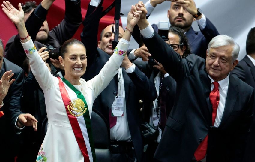 La presidenta de México Claudia Sheinbaum acompañada del mandatario saliente, Andrés Manuel López Obrador. Foto: EFE