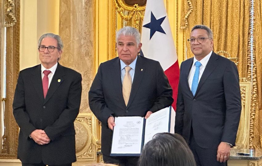 Dino Mon tomó posesión ante el presidente José Raúl Mulino y el ministro de Salud, Fernando Boyd Galindo. Foto: Cortesía