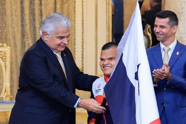 José Raúl Mulino entrega la bandera a Anel Lorenzo del futsal. Foto: Cortesía.