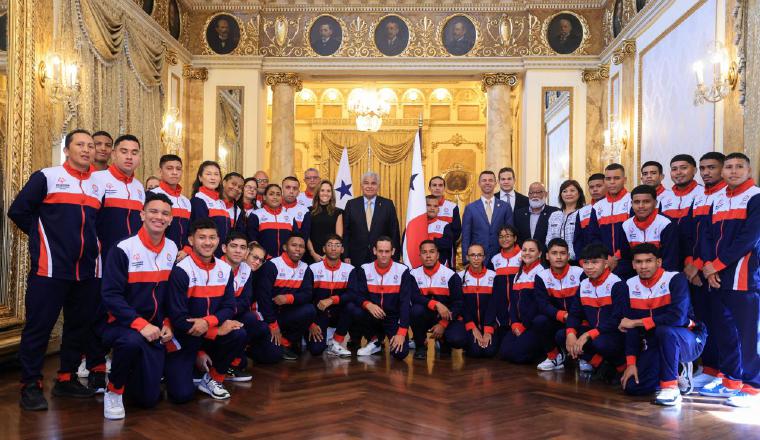 José Raúl Mulino con los atletas de Olimpiadas Especiales. Foto: Cortesía