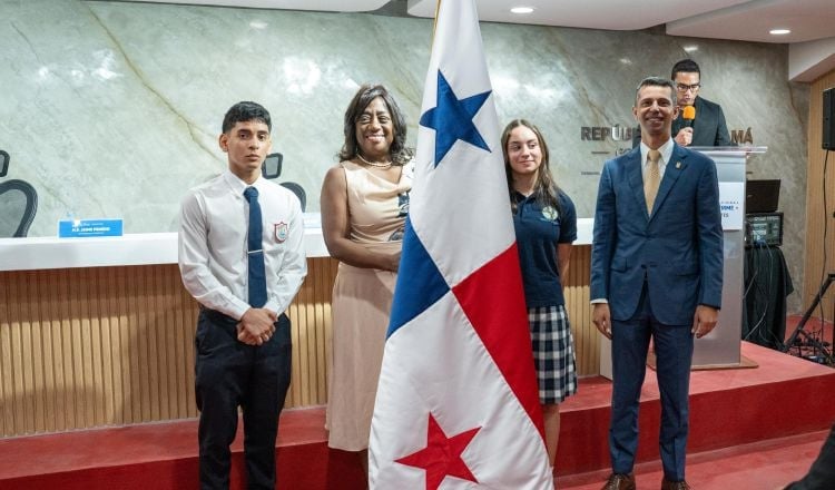 Tobit Vergara (judo) y Valentina Ansin (atletismo), reciben la bandera nacional de manos de la ministra de Educación, Lucy Molinar. Foto: Pandeportes