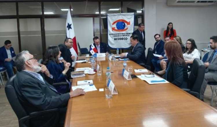 La reunión se realizó en la sede de la Acodeco ayer, jueves. Francisco Rodríguez.