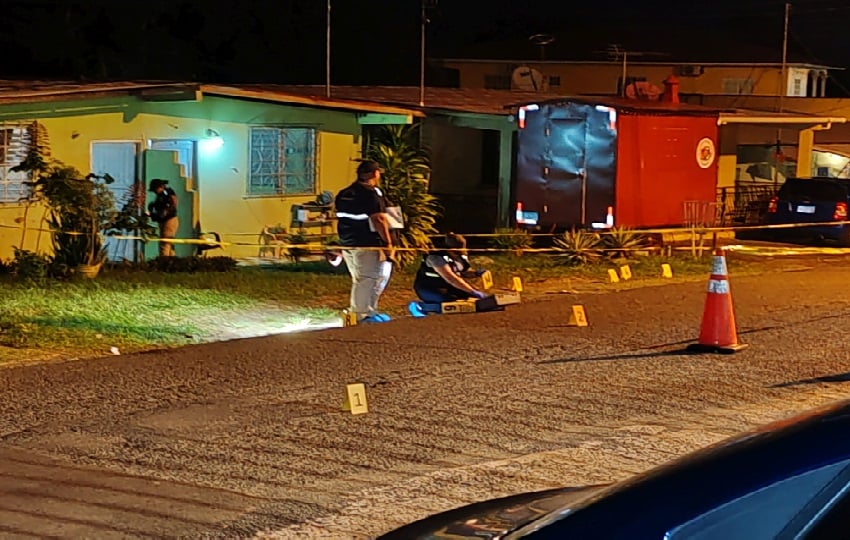 Personal de Criminalística del Ministerio Público ubicó sobre la vía y en el patio de la vivienda evidencias balísticas.  Foto. Eric Montenegro