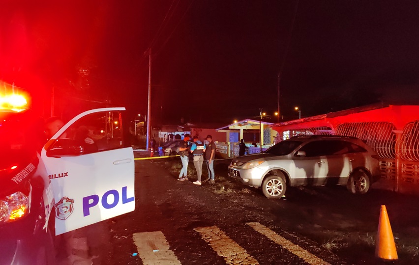 La Policía Nacional (PN) ubicó el cuerpo de “Chino Lan”, en el piso del estacionamiento del campo deportivo, entre la cerca y dos autos. Foto. Eric Montenegro