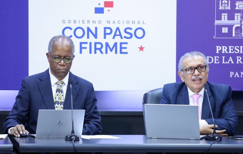 El subdirector de la CSS, Rogelio Gordón, junto a Francisco Bustamante de la mesa del IVM. Foto: Cortesía