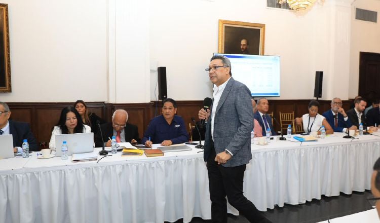 El director general de la CSS, Dino Mon, sustenta en la mesa de pensiones.  Archivo