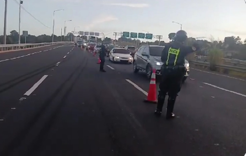 Por este hecho de tránsito la circulación vehicular en el área se hizo muy difícil para los miles de conductores. Foto. Proteger y Servir