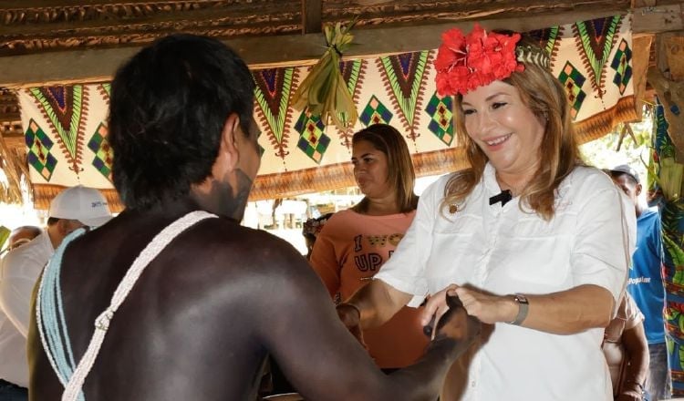 La primera dama, Maricel de Mulino, durante una visita a la comunidad de Cimarrón Paraíso.