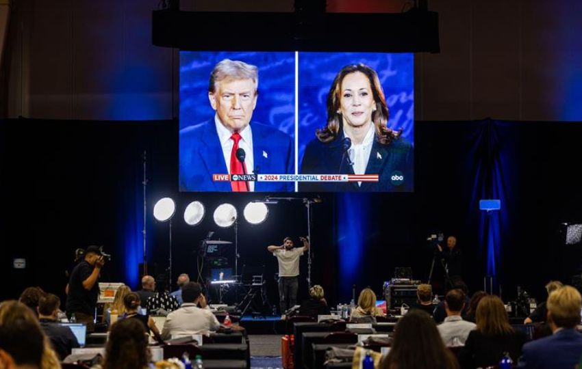 La vicepresidenta y aspirante demócrata, Kamala Harris, y el expresidente republicano Donald Trump durante el debate en Filadelfia. Foto: EFE