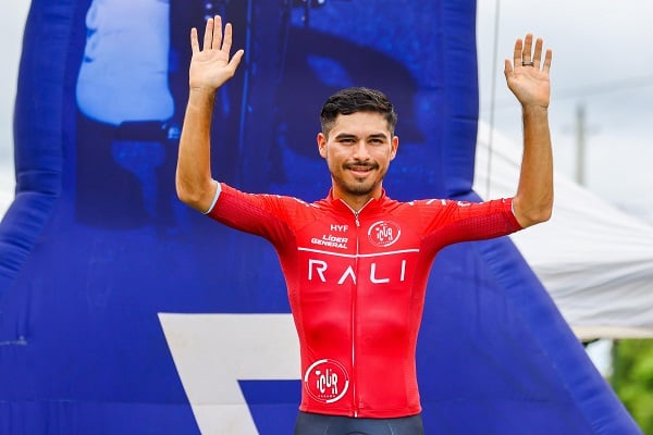 Gabriel Rojas con la camiseta de líder del Tour de Panamá 2024. Foto: Fepaci