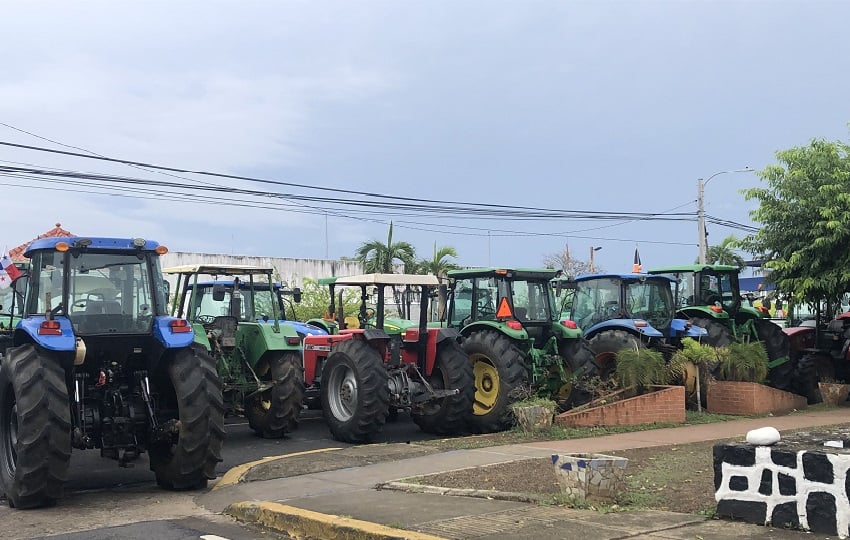 Durante el mes de mayo, por espacio de 15 días, los maiceros realizaron protestas en Las Tablas, y mantuvieron sus equipos de trabajo en las vías en señal de protesta. Foto. Thays Domínguez