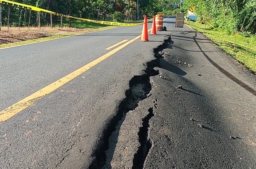 Hundimiento, rajaduras y otras imperfecciones presenta la recién construida carretera nacional desde Atalaya a Mariato. Foto: Melquiades Vásquez.