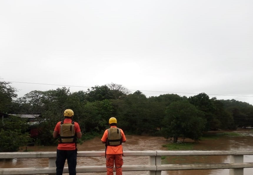 Se mantiene en la región personal del Sinaproc,  así como de los bomberos. Foto: Melquiades Vásquez.