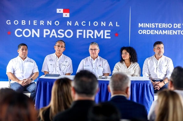 Autoridades participan de acto.