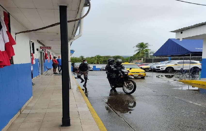 El incidente ocurrió en la comunidad 11 de octubre, donde, en medio de un “parking”, se escucharon varios disparos. Foto. Diomedes Sánchez