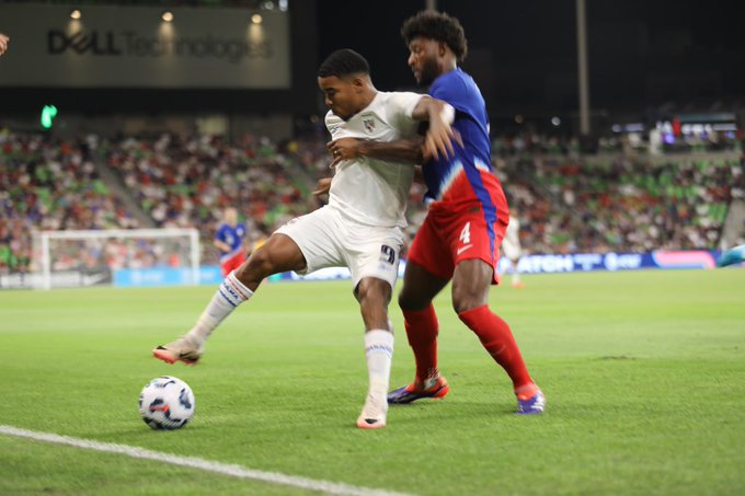 Eduardo Guerrero de  Panamá cubre el balón ante el acecho de Mark Mckenzie. Foto: Fepafut  