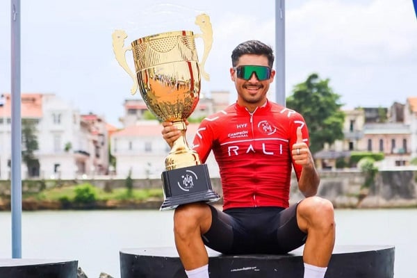 Gabriel Rojas con el trofeo de ganador en el Tour de Panamá. Foto: Fepaci