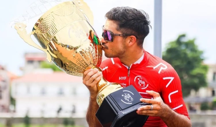 Gabriel Rojas con el trofeo de ganador en el Tour de Panamá. Foto: Fepaci