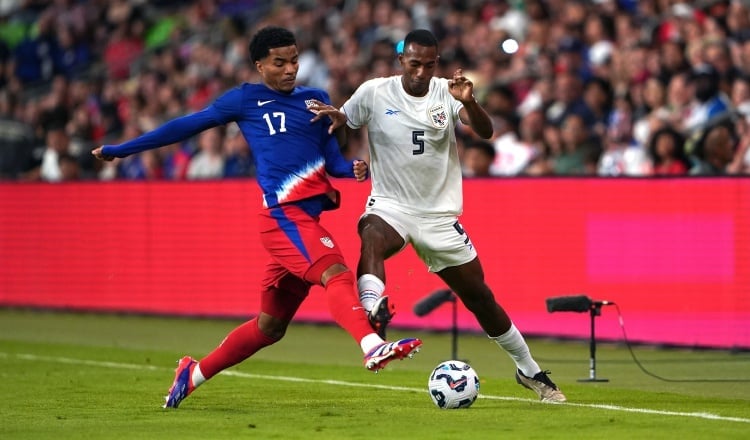 Malik Tillman de Estados unidos y Abdiel Ayarza de Panamá. Foto: EFE