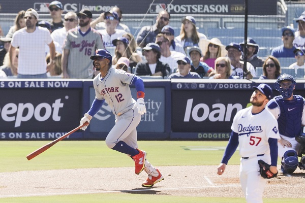 Francisco Lindor de los Mets conecta un jonrón ante los lanzamientos de Ryan Brasier de los Dodgers. Foto: EFE