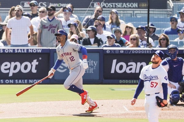 Francisco Lindor de los Mets conecta un jonrón ante los lanzamientos de Ryan Brasier de los Dodgers. Foto: EFE