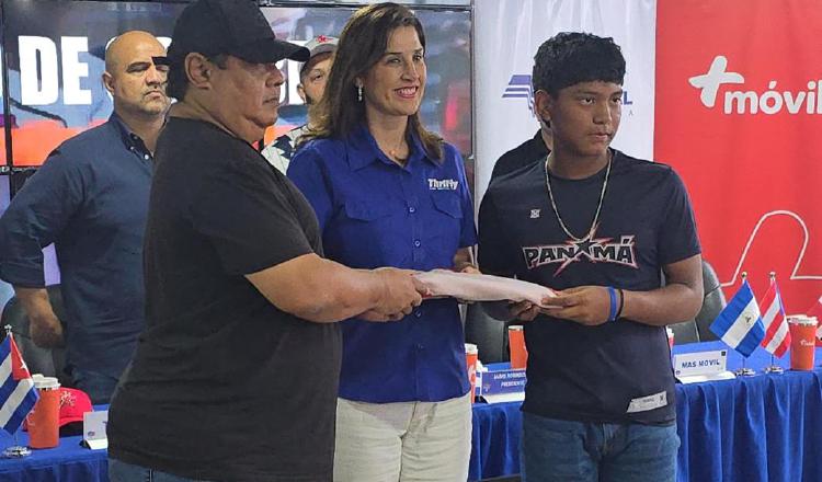 Yuriel García recibió la bandera nacional.