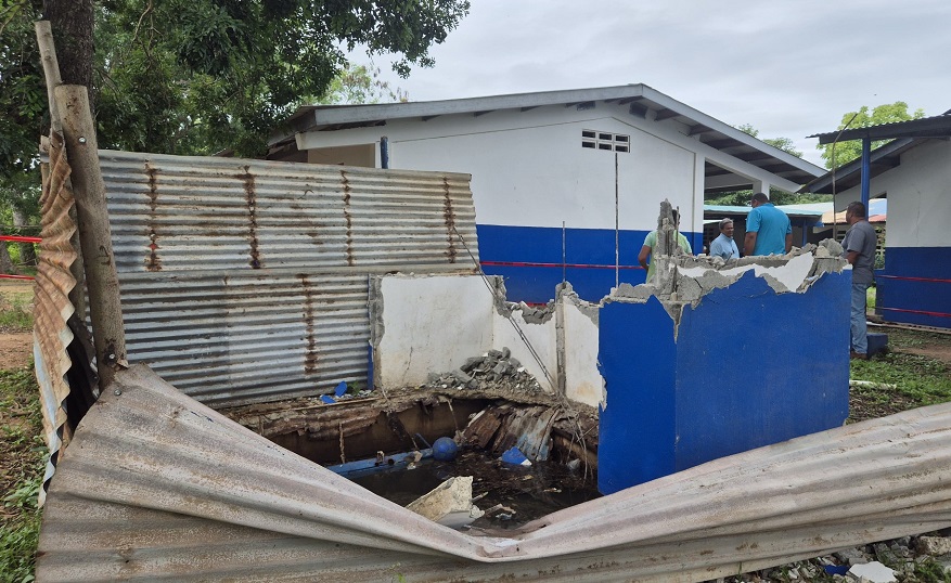 El colapso de la vieja estructura de un baño ha intensificado los temores de la comunidad educativa. Foto: Thays Domínguez