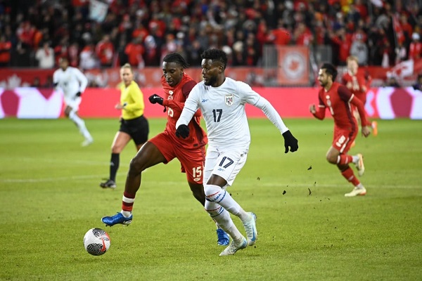 José Fajardo de Panamá (17) disputa el balón contra Moise Bambito de Canadá. Foto: Fepafut