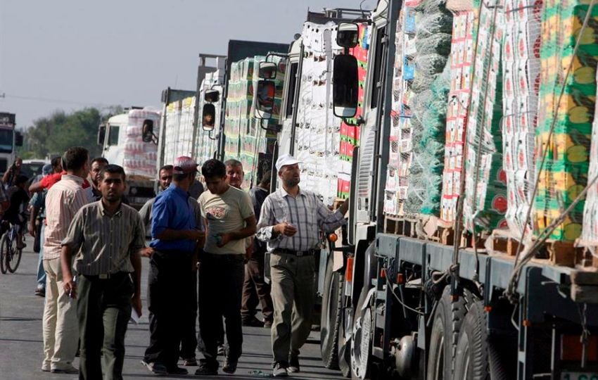 Los camiones entraron a territorio israelí a través del paso fronterizo Allenby. Foto. EFE