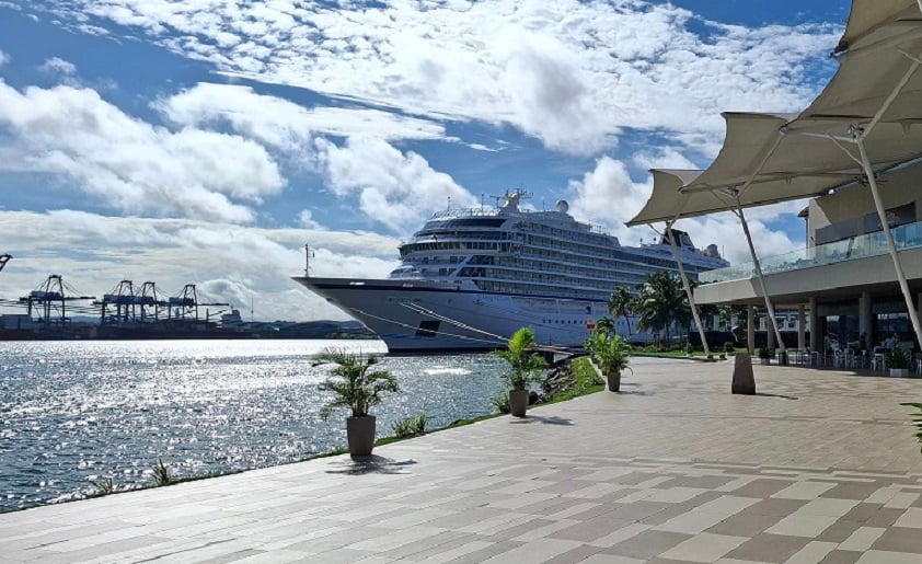 Dos cruceros llegaron al Puerto de Colón 2000, el 