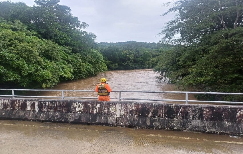 El río La Villa se salió de su cauce, provocando inundaciones en la barriada Villa Bonita. Foto. Sinaproc