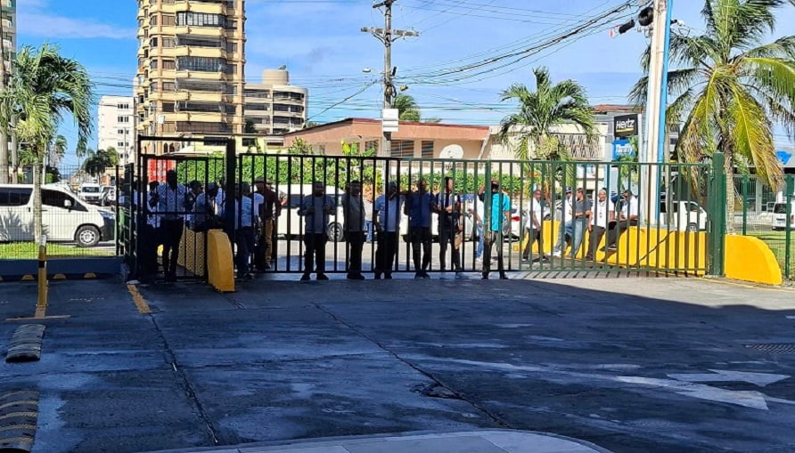 Taxistas de turismo se apostaron detrás de la puerta del terminal a la espera de que algún turista requiriera su servicio. Foto: Diomedes Sánchez .