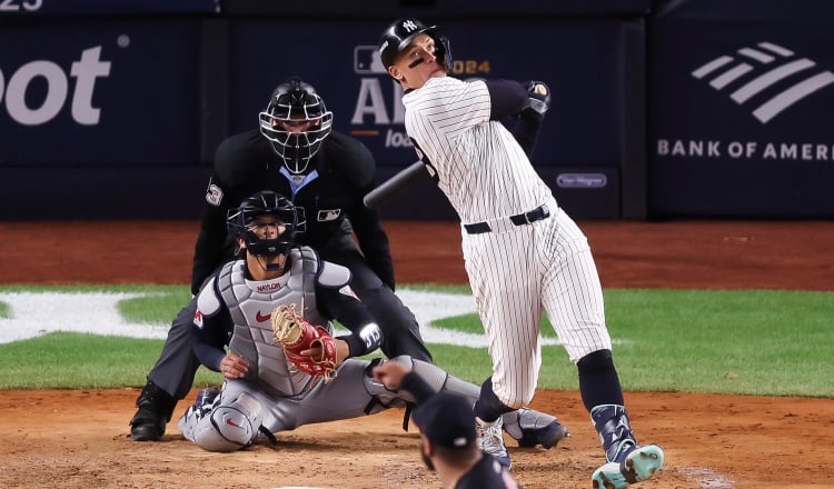 Aaron Judge de los Yanquis, batea durante el primer juego de la serie contra los Guardianes. Foto: EFE