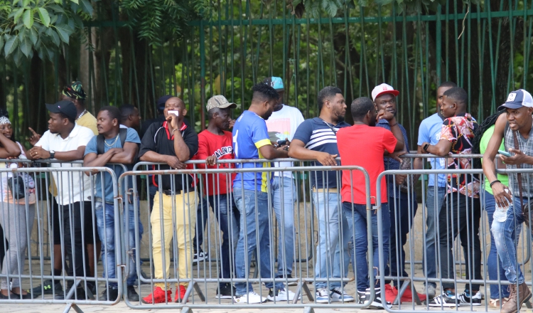 Migrantes hacen fila para resolver su situación migratoria en Tapachula  en Chiapas (México).  EFE