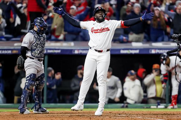 El dominicano Jhonkensy Noel festeja su cuadrangular. Foto: EFE