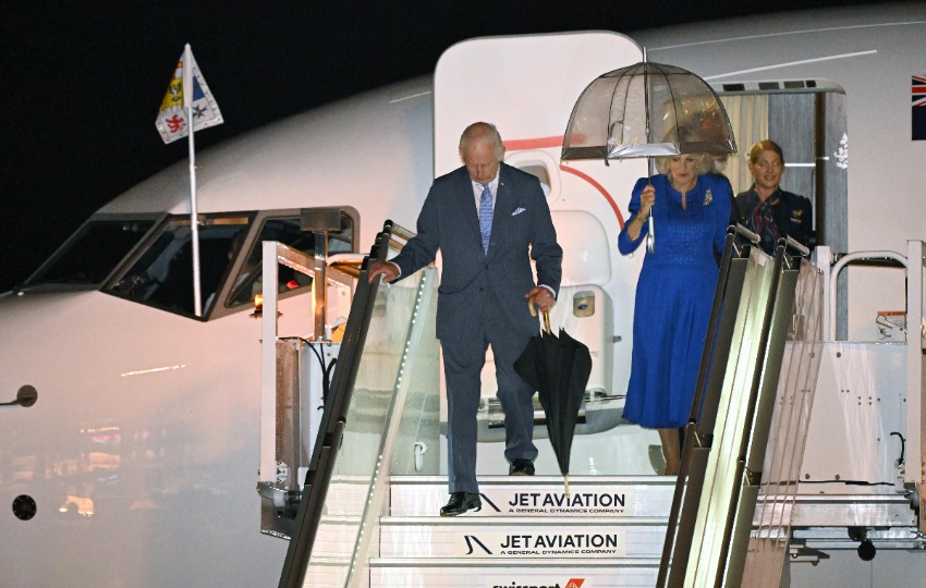 Britain's King Charles III (L) and Queen Camilla arrive at Sydney International Airport in Sydney, Australia, 18 October 2024. Foto: EFE / EPA / Dean Lewins 