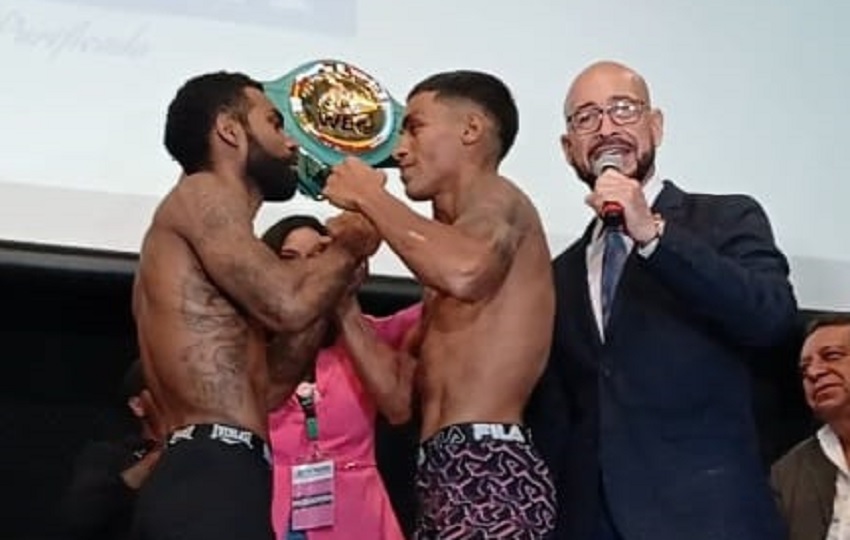 Jezreel Corrales (izq.) y Ricardo 'El Científico' Núñez, listos para su combate.