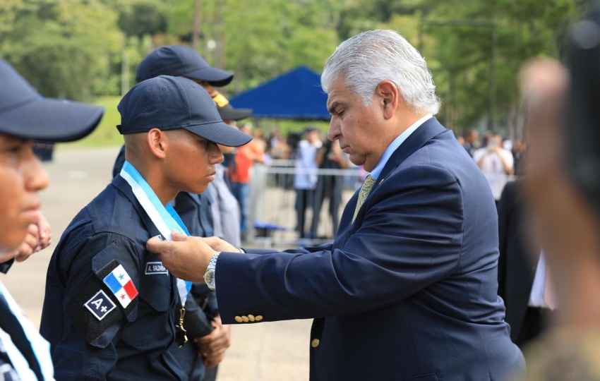 gresados de las promociones 99 y 100 del Instituto Superior Policial Presidente Belisario Porras.