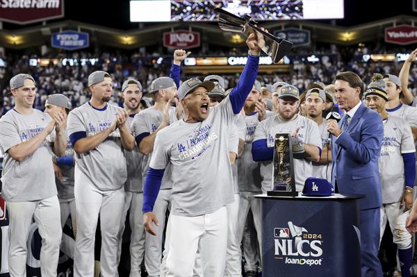 Dave Roberts, piloto de los Dodgers festeja el título del banderín de la Liga Nacional. Foto: EFE