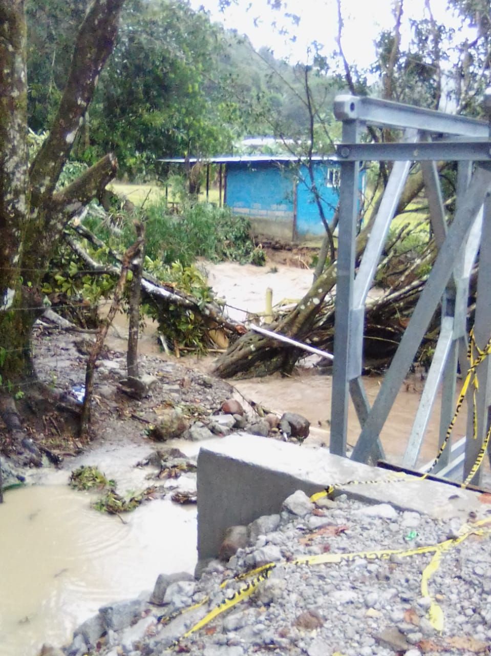 En el sector de Kosovo, corregimiento de Puerto Caimito, distrito de La Chorrera, varias familias resultaron afectadas al coincidir las lluvias con mareas altas.